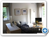 wohnbereich_mit_zugang_zur_terrasse